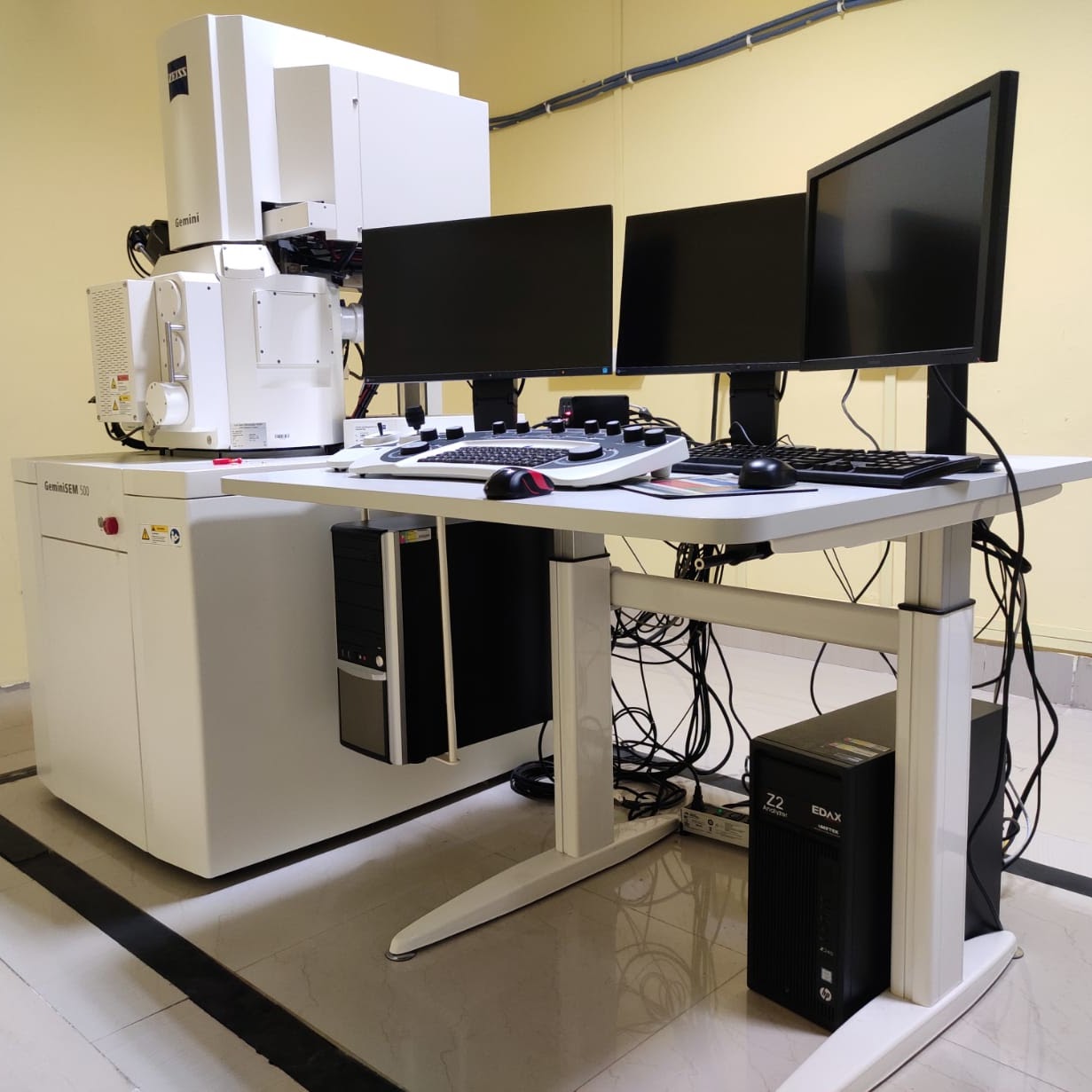 Field Emission Scanning Electron Microscope (FE-SEM)